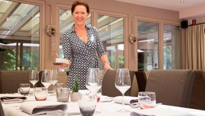 A dining table set with wine glasses, water glasses, and plates, ready for guests. - Restaurant Niedmühle Land & Genuss Hotel (Rehlingen-Siersburg)