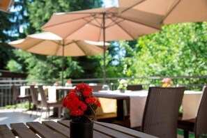 Der serveres frokost, aftensmad og franske retter