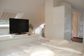 Minibar, pengeskab på værelset, skrivebord, gratis baby-/barnesenge