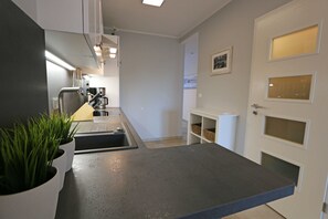 Kühlschrank, Mikrowelle, Geschirrspüler