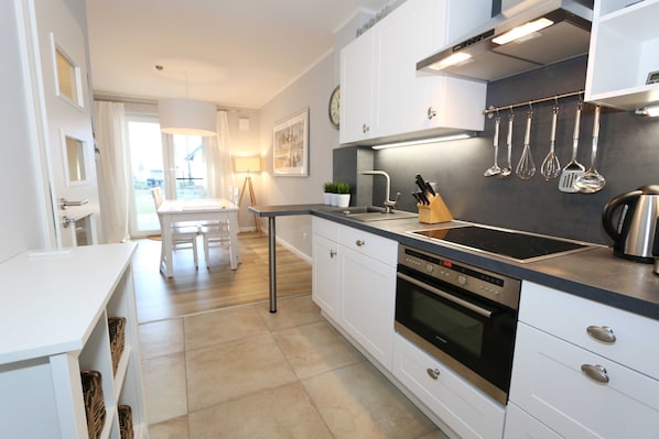 Køleskab, mikrobølgeovn, opvaskemaskine, kaffe-/temaskine