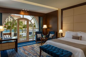 Chambre Deluxe, 1 trĂšs grand lit, balcon, vue sur la piscine | Minibar, coffre-fort, bureau