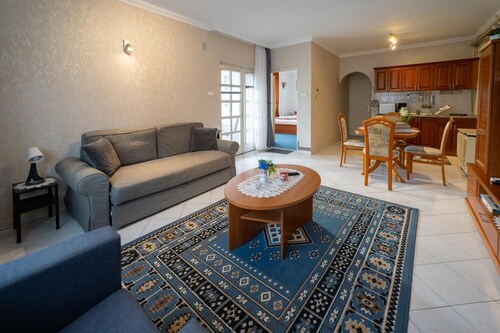 Pine Wood Apartment 6