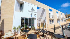 Un hôtel doté d’une terrasse et d’une enseigne indiquant « Palazzo di Francia ».