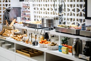 Desayuno buffet todos los días (con cargo)