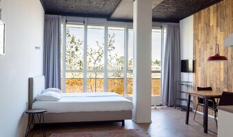 Prémium ágynemű, széf a szobában és íróasztal