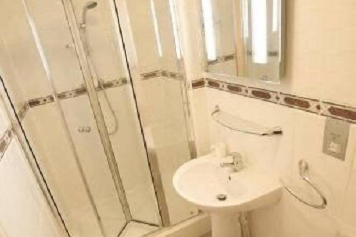 Shower, free toiletries, hair dryer (on request), towels