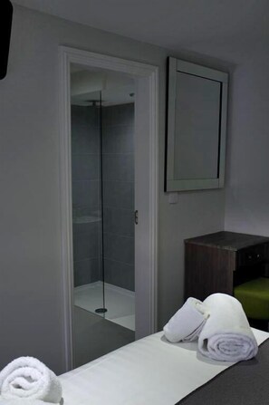 Shower, free toiletries, towels - The Black Bull (Mauchline)