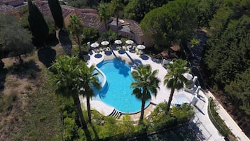 Piscine extérieure, parasols de plage, chaises longues