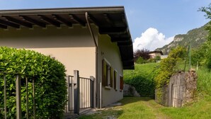 A house with a sloped roof, a gated entrance, and a well-maintained garden. - Casa Lucia 1 - Three Bedroom Apartment, Sleeps 5 (Idro)