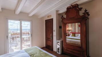 Suite romántica, Terraza, vista al mar | Ropa de cama de alta calidad, edredón, camas Select Comfort y minibar