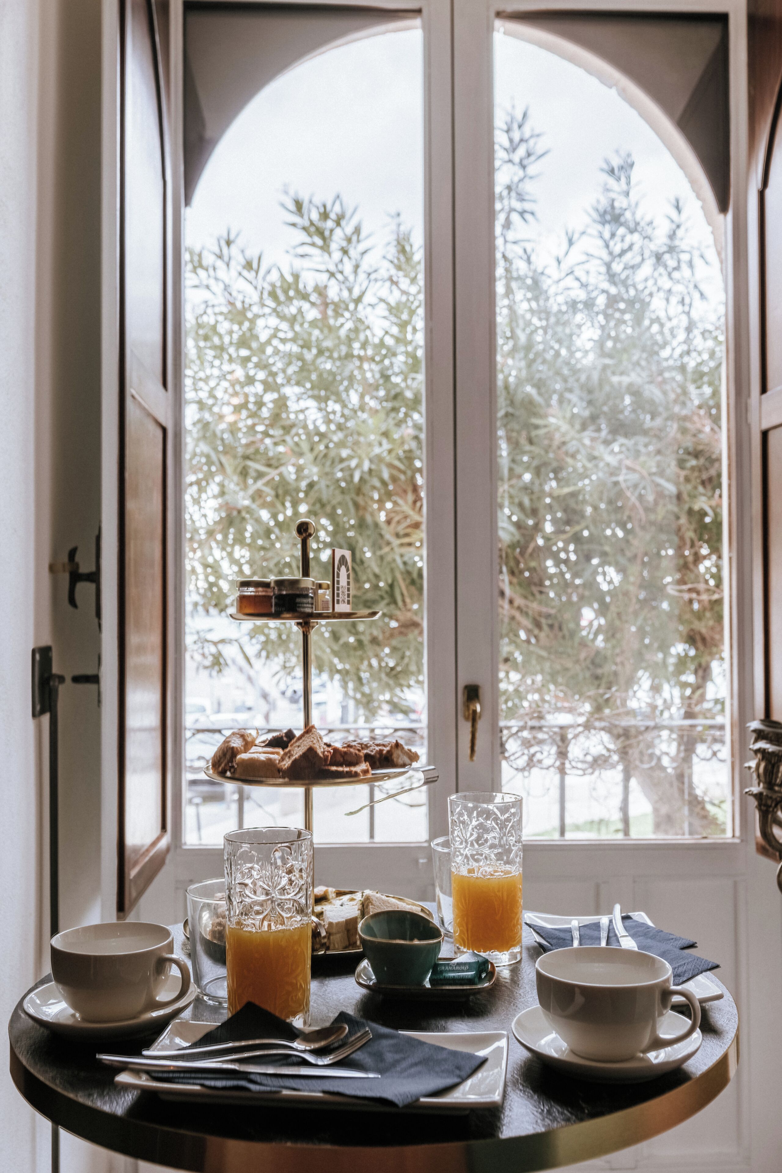 32-inch flat-screen TV with satellite channels, TV, Netflix