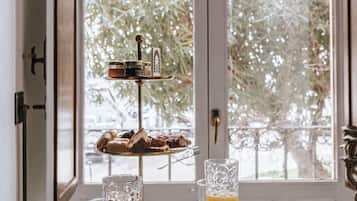 32-inch flat-screen TV with satellite channels, TV, Netflix