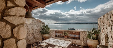 Suite romàntica, terrassa, vistes al mar | Vista de l'aigua