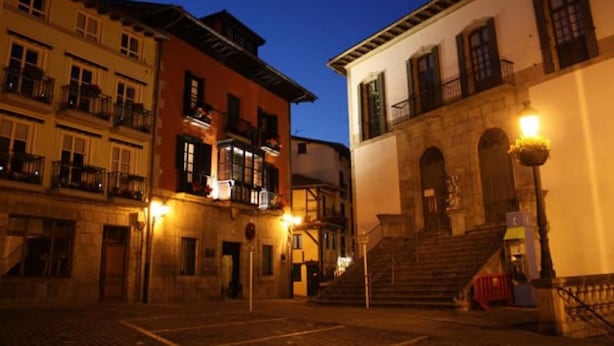 Front of property - evening/night - Hotel Palacio Oxangoiti (Lekeitio)