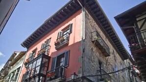 Front of property - Hotel Palacio Oxangoiti (Lekeitio)