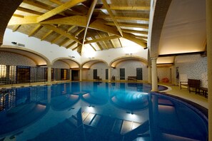 Een sauna, een bubbelbad, warm/mineraalwaterbronnen