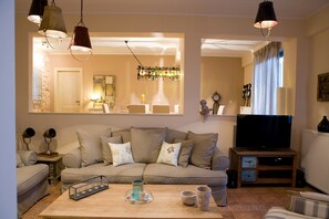 Villa, 4 habitaciones (Maria) | Sala de estar | Una televisión de pantalla plana, una chimenea, un reproductor de DVD