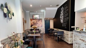Un restaurante con recepción, mesas y sillas.