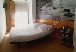 Double Room (Small ) | Minibar, in-room safe, blackout drapes, free cribs/infant beds - Hotel Dabeleira (Valdes)