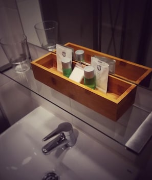 Ducha, artículos de tocador gratuitos, secador de pelo, toallas