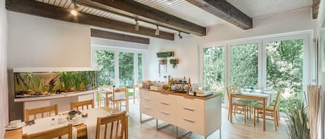 Petit déjeuner buffet (13 EUR par personne)