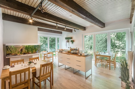 Se ofrece un desayuno bufé todos los días (13 EUR por persona). Haus Biederstaedt