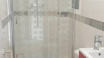 Ducha, artículos de higiene personal gratuitos y toallas