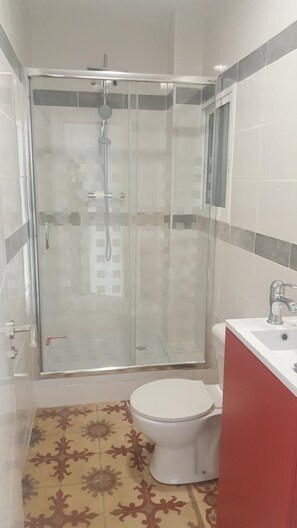 Chuveiro, produtos de toalete grátis, toalhas de banho 