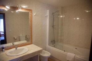 Ducha y bañera combinadas y artículos de higiene personal gratuitos