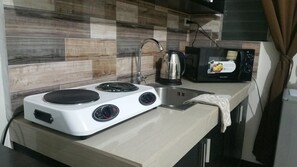 Full-sized fridge, microwave, stovetop, electric kettle - Luxury Suites E (Angeles City)