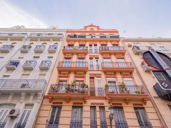 Front of property - OYO Ruzafa Guesthouse (Valencia)