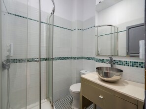 Free toiletries, towels - OYO Ruzafa Guesthouse (Valencia)