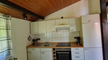KĂŒhlschrank, Ofen, GeschirrspĂŒler, Wasserkocher mit Kaffee-/Teezubehör