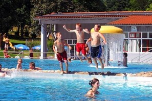 Piscine intérieure, piscine extérieure