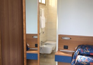 シャワー、バスアメニティ (無料)、ヘアドライヤー、ビデ