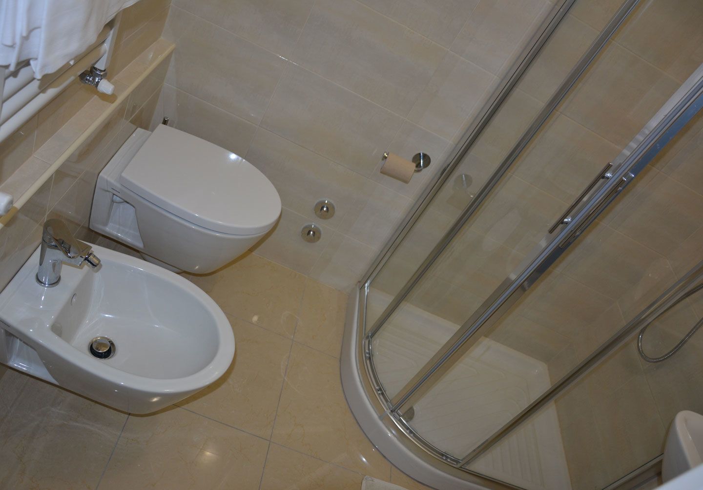 Doccia, set di cortesia gratuito, asciugacapelli, bidet