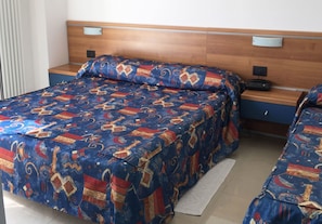 Minibar, värdeförvaringsskåp på rummet, skrivbord och barnsängar