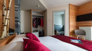 Habitación superior con 1 cama matrimonial o 2 individuales, vista a la montaña | Minibar, caja de seguridad en la habitación, escritorio y wifi gratis