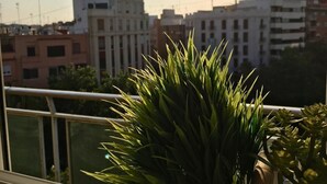 A balcony with a view of a cityscape during sunset. - OYO Guest House Torre de Quart (Valencia)