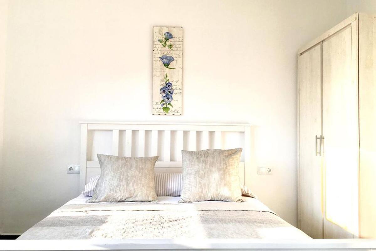 Habitación familiar, baño compartido | Wifi gratis y ropa de cama