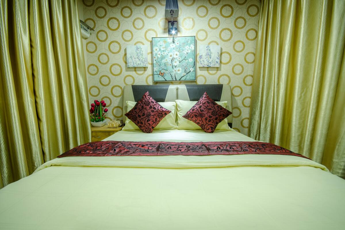 Chambre supérieure double, 1 grand lit, face à la mer | Bureau, fer et planche à repasser, accès au Wi-Fi (inclus)