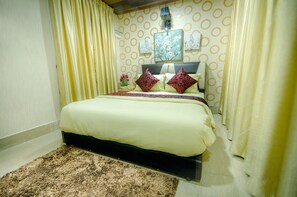 Chambre supérieure double, 1 grand lit, face à la mer | Bureau, fer et planche à repasser, accès au Wi-Fi (inclus)