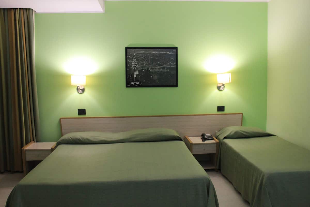 Habitación triple estándar | Ropa de cama de alta calidad y minibar