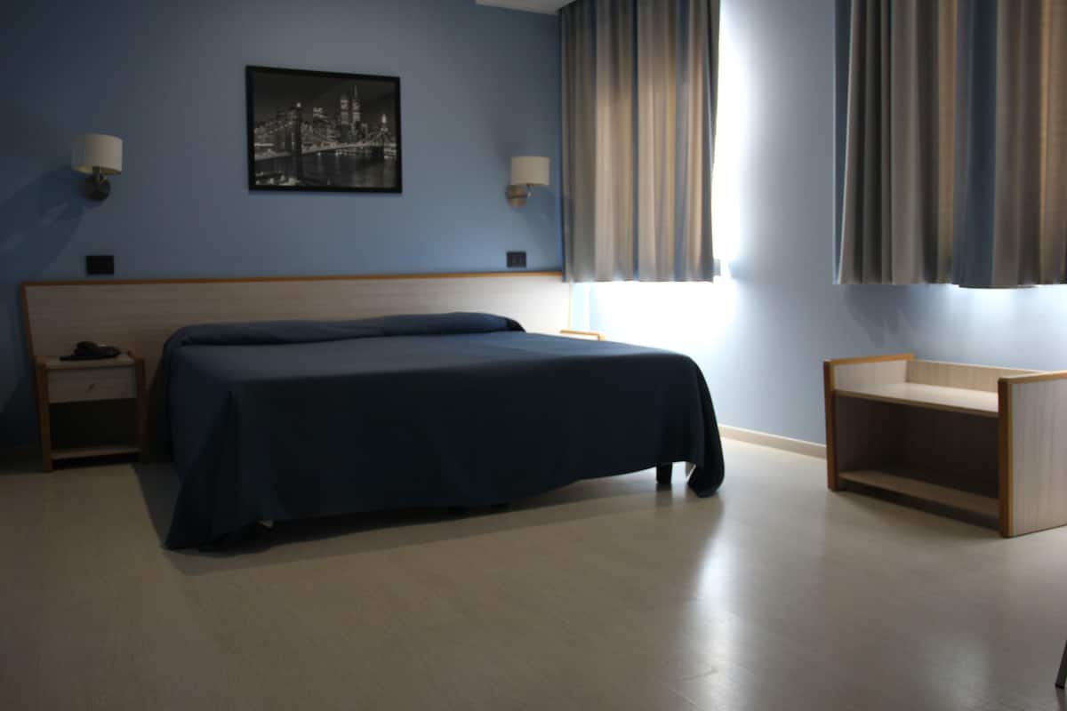 Ropa de cama de alta calidad y minibar