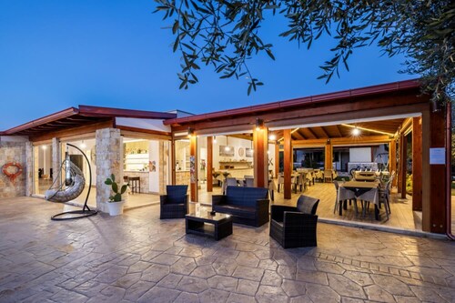 Semi detached Villa Country