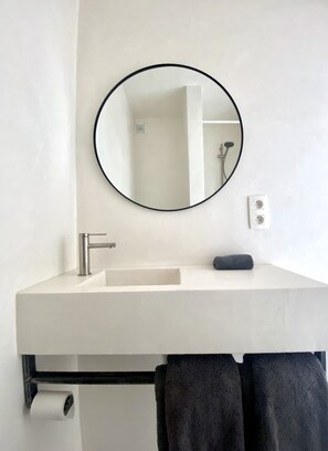 Deluxe-Maisonette, 1 Schlafzimmer (A302) | Badezimmer | Dusche, Regendusche, Haartrockner, Handtücher