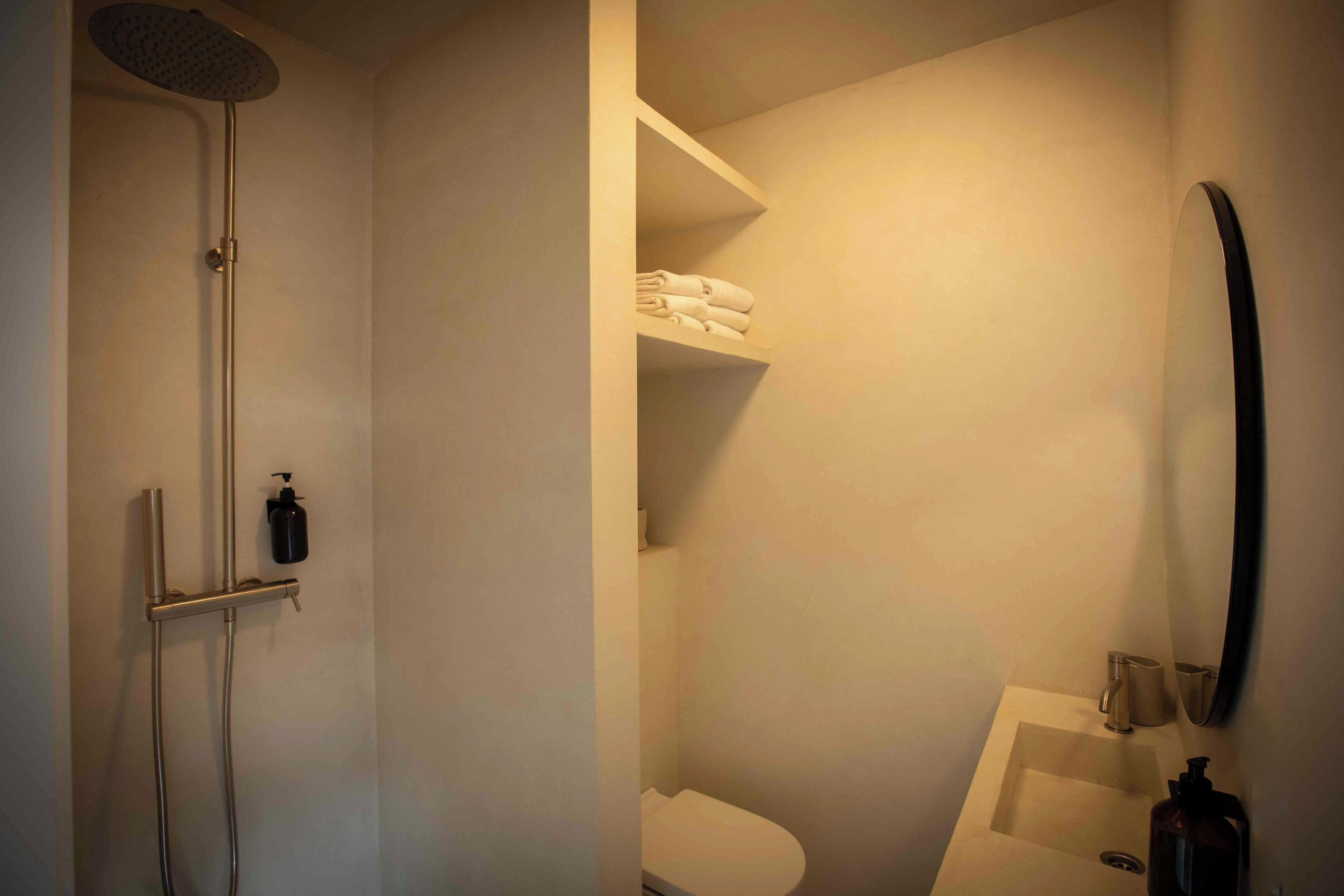 Ein Badezimmer mit Dusche, Toilette und Waschbecken.