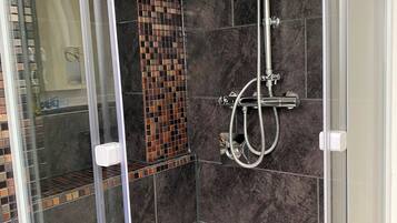 Loft 25 | Banheiro | Secador de cabelo, toalhas de banho, sabonete, shampoo