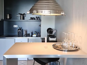 Departamento Confort | Cocina privada | Refrigerador, parrilla de estufa y cafetera de espresso